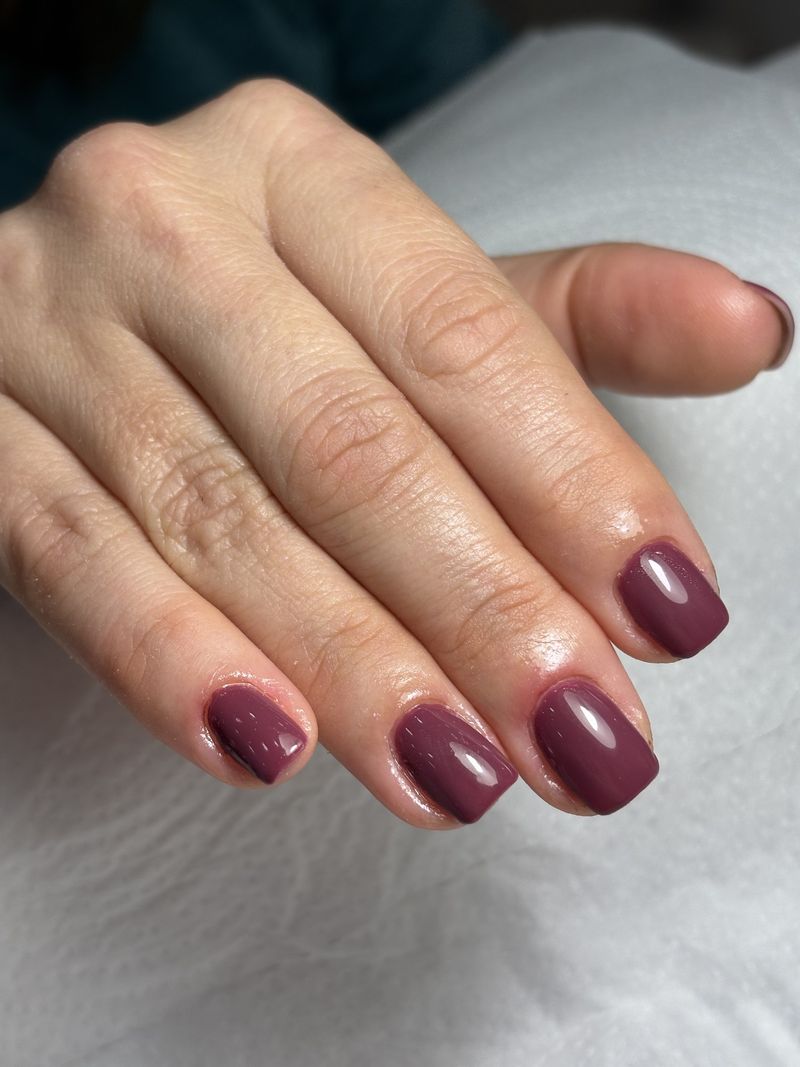 Unhas curtas quadradas pintadas em gel cor bordô