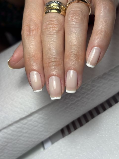 Unhas quadradas em nude com ponta branca fina, estilo francesinha clássica