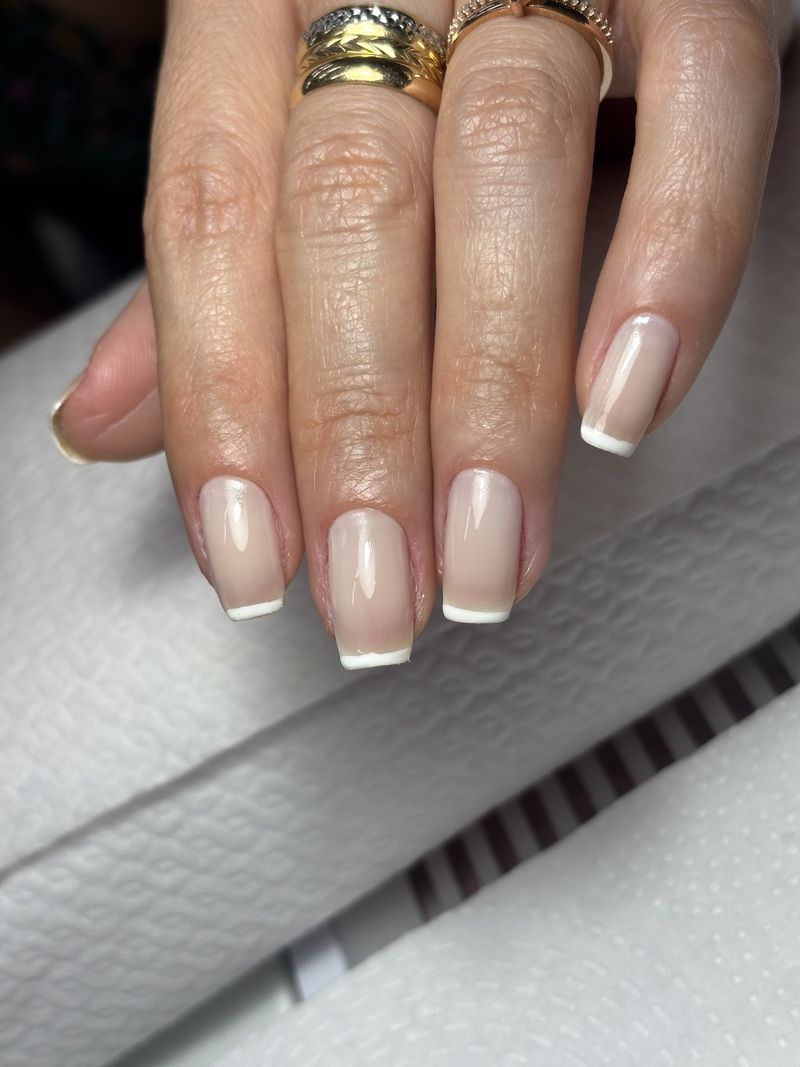 Unhas quadradas em nude com ponta branca fina, estilo francesinha clássica