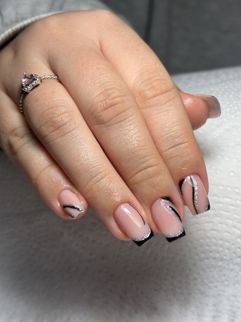 Unhas nude com ponta preta e linhas finas desenhadas em preto e prata