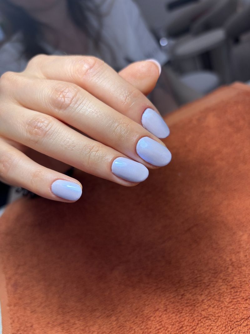Unhas ovais médias em gel lilás claro com reflexo azulado