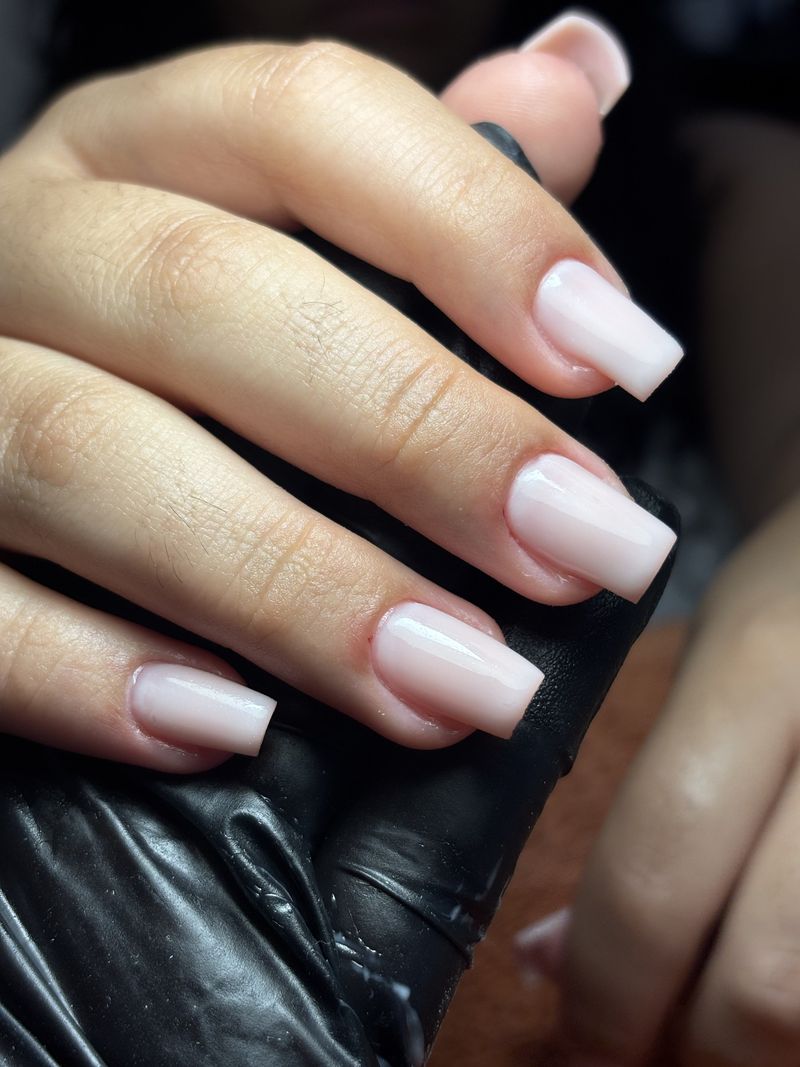 Unhas quadradas compridas em gel branco leitoso, acabamento milky