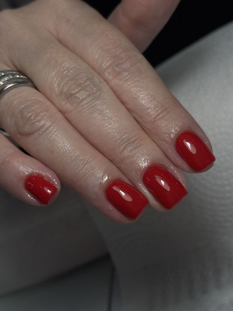 Unhas curtas quadradas em gel vermelho brilhante